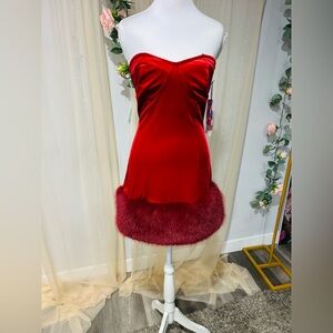 Chic Strapless Velvet Dress with Faux Fur Trim